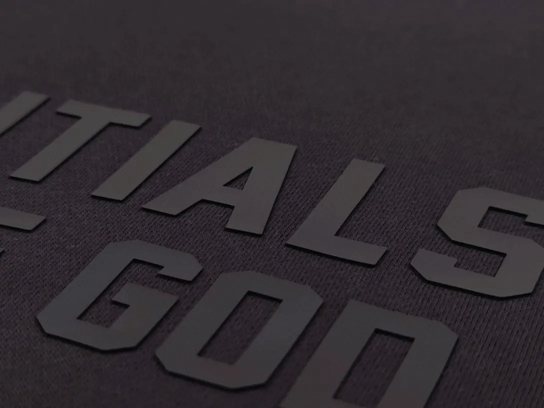 🦋Exclusive for cross-border supply, Hot Sale🦋80 【Purple】Essentials FW 23 Essentials Shorts Smoke Solid color elastic straight American heavyweight casual shorts for men and women Same Style ESSENTIALS was founded in Los Angeles, USA in 2018. The original intention of the establishment was to let more people wear affordable Versatile trendy items. In terms of fabric tailoring, it follows the same comfort and fineness as FEAR OF GOD, and the design is simplified from complexity, with the eye-catching "ESSENTIALS" LOGO running throughout. ESSENTIALS has been favored by fashion enthusiasts since its launch, and many European and American superstars are also its loyal buyers, such as KANYE WEST, JUSITN BIEBER, RIHANNA, etc. . . . . The most popular FOG color on the Internet is here, double-row silicone, the original custom-made fabric is soft and comfortable, no color difference, the custom-dyed rib collar is dyed in the same vat, the original Authentic designated flocking printing factory, there are few machines on the market that can produce a three-dimensional 3D feeling, the width and length of each letter and the 3D depth, etc., the ceiling of the industry, that is to say, you don’t need to look closely to know that it is 3D. In the details, we can see that the size of each corner of the hood is symmetrical and made of double-layer fabric. Factory’s great technology is that it can make each corner symmetrical so that it doesn’t look soft and floppy when worn, and it feels stiff. The original OVERSIZE version is full of high street style. Color: Light Black, Haze Blue, Plum, Seal Gray Size: XS-XL (maximum weight) Recommended: Same Style for men and women